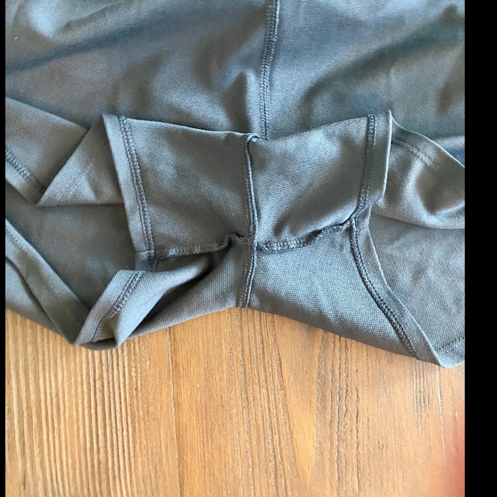 EUC women’s dk grey UA shorts - Picture 7 of 7